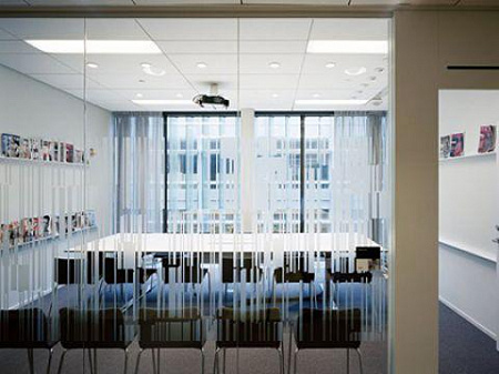 Ecophon Focus Dg Уникальный дизайн кромки. Впечатление парящих в воздухе панелей. Панели легко демонтируются. Ecophon Focus Dg Уникальный дизайн кромки. Впечатление парящих в воздухе панелей. Панели легко демонтируются.